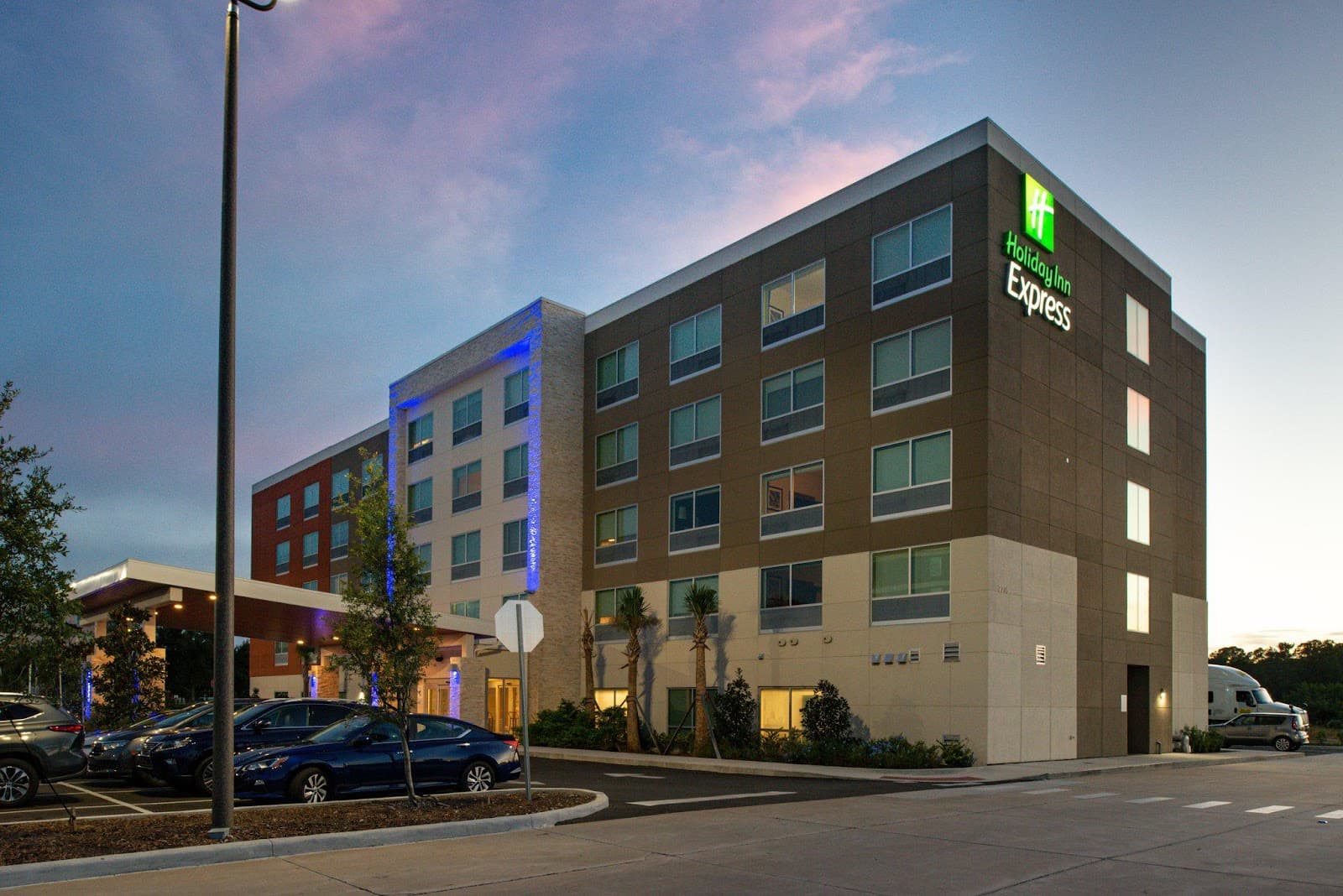 Holiday Inn Express Orlando — photograph 1