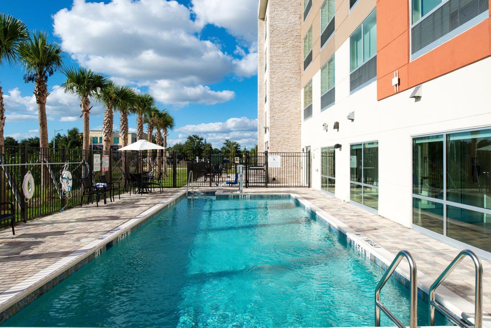 Holiday Inn Express Orlando — photograph 2