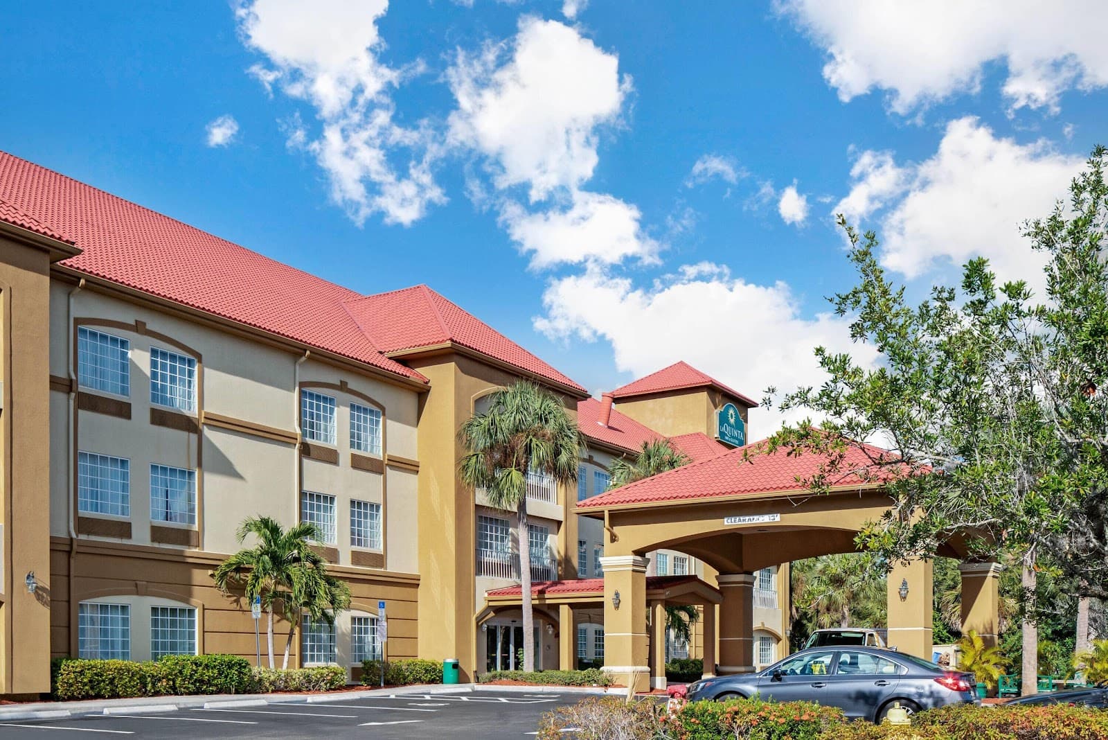 La Quinta Inn & Suites Fort Myers — photograph 1