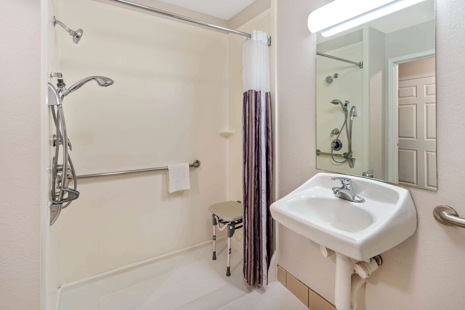 La Quinta Inn & Suites Fort Myers — photograph 4