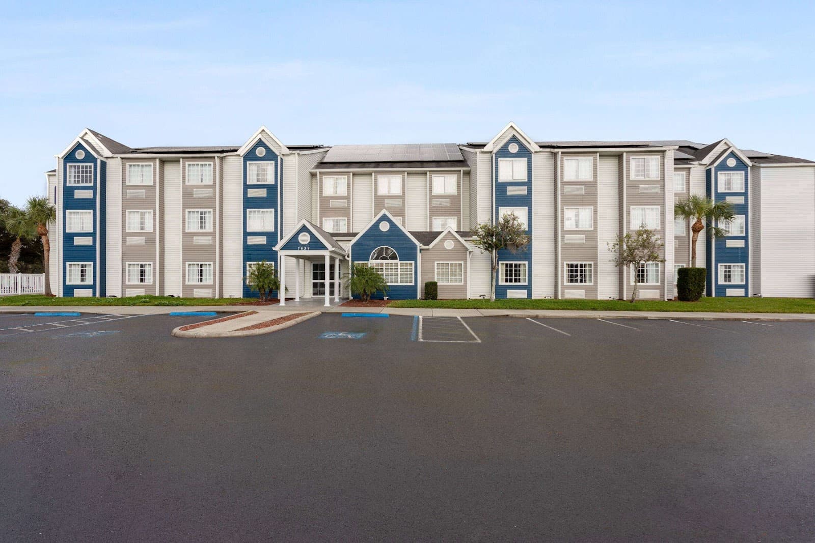 Microtel Inn & Suites Zephyrhills — photograph 2