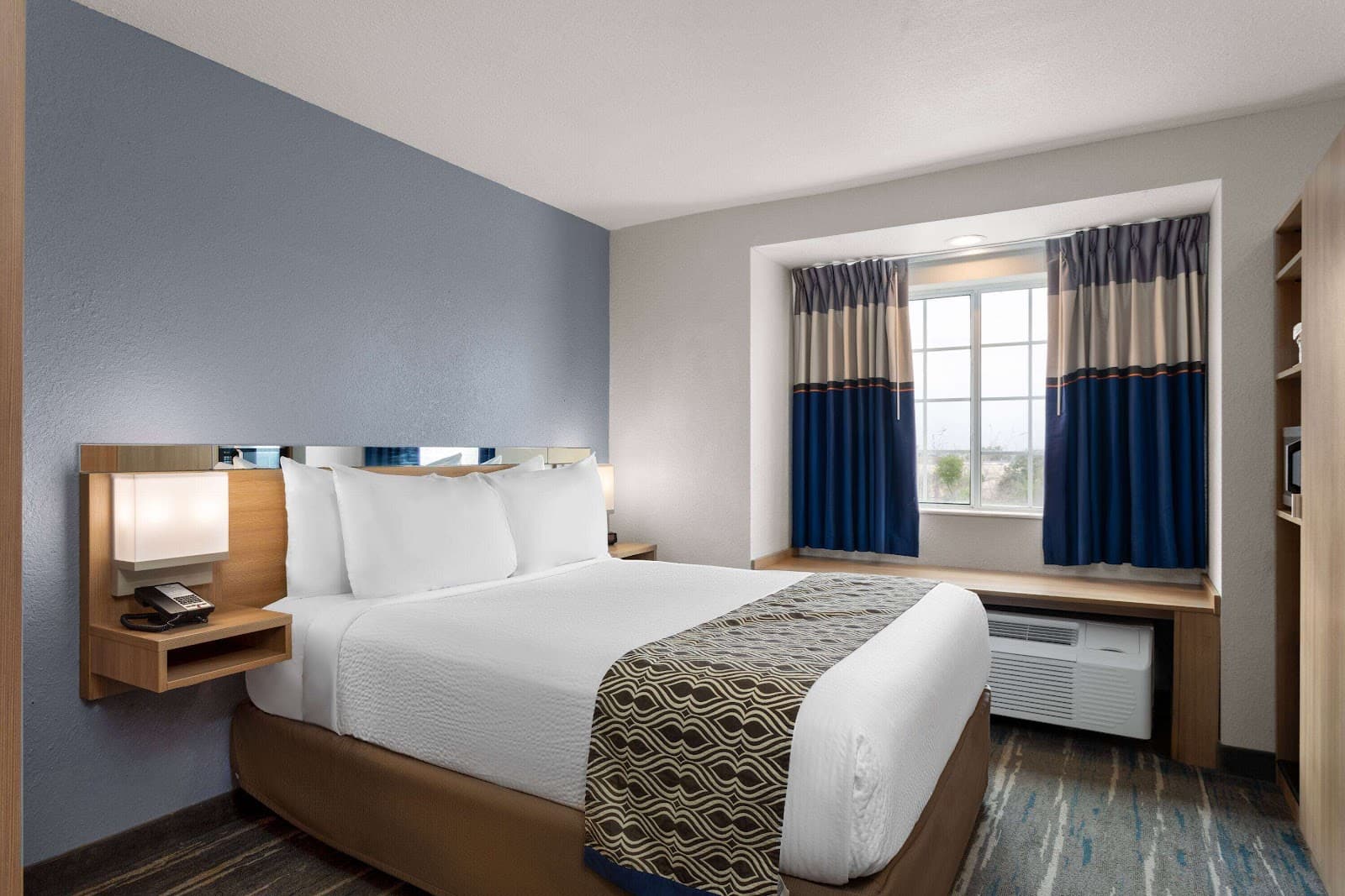 Microtel Inn & Suites Zephyrhills — photograph 4